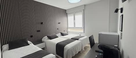 Chambre triple | Coffre-fort, bureau, espace de travail pour ordinateurs portables