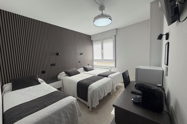 Triple Room | In-room safe, desk, laptop workspace, free WiFi
