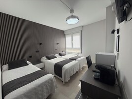 Quarto triplo | Cofres nos quartos, escrivaninha, espaço de trabalho para notebook