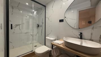 Double Room | Bathroom | Hair dryer, towels, soap, shampoo