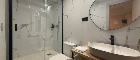 Doppelzimmer | Badezimmer | Haartrockner, Handtücher, Seife, Shampoo