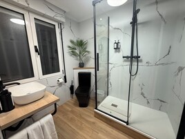 Quarto triplo | Banheiro | Secador de cabelo, toalhas de banho, sabonete, shampoo