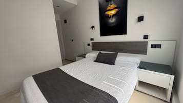 Habitación doble | Caja fuerte, escritorio, espacio para trabajar con un portátil