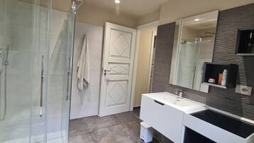 Dusche, Haartrockner, Bidet, HandtĂŒcher