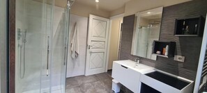 Een douche, een haardroger, een bidet, handdoeken