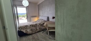 1 bedroom, WiFi, bed sheets - VILLA FIORITA LAKE VIEW APARTMENT (Avigliana)