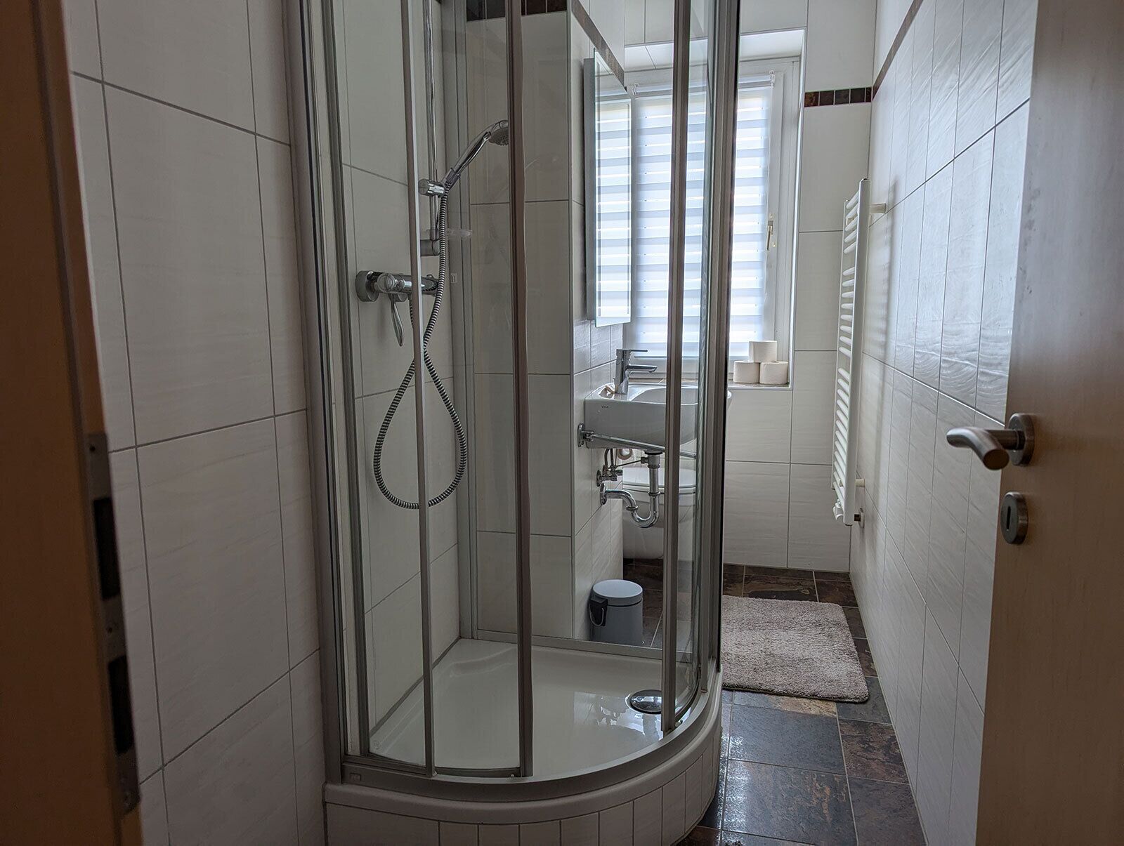 Dusche, Handtücher, Seife, Toilettenpapier