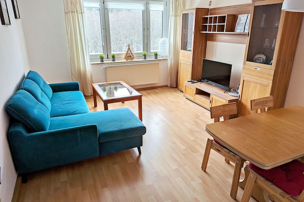 Wohnzimmer mit Esstisch, Fernseher, Sofa (Schlafcouch mit +2 Schlafplätzen)