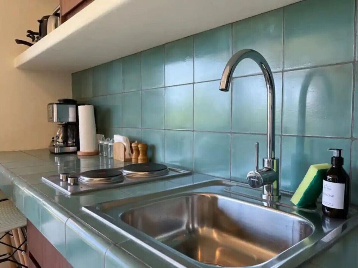Een koelkast, een koffiezetapparaat/waterkoker, een broodrooster