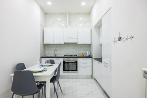 Réfrigérateur, four, plaque de cuisson, cafetière/bouilloire