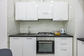 Kjøleskap, ovn, kokeplater og kaffetrakter/tekoker