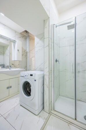 シャワー、ヘアドライヤー、ビデ、タオル