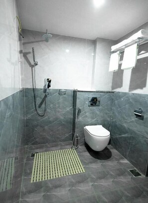 Deluxe-studiosuite | Badeværelse | Bruser, brusehoved med spredningseffekt, gratis toiletartikler