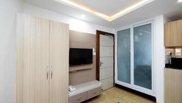 Desk, laptop workspace, soundproofing, free WiFi