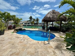 Een buitenzwembad en een verwarmd zwembad