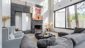 Casa familiar, vista al jardín | Sala de estar | Televisión de pantalla plana de 50 pulgadas con canales digitales