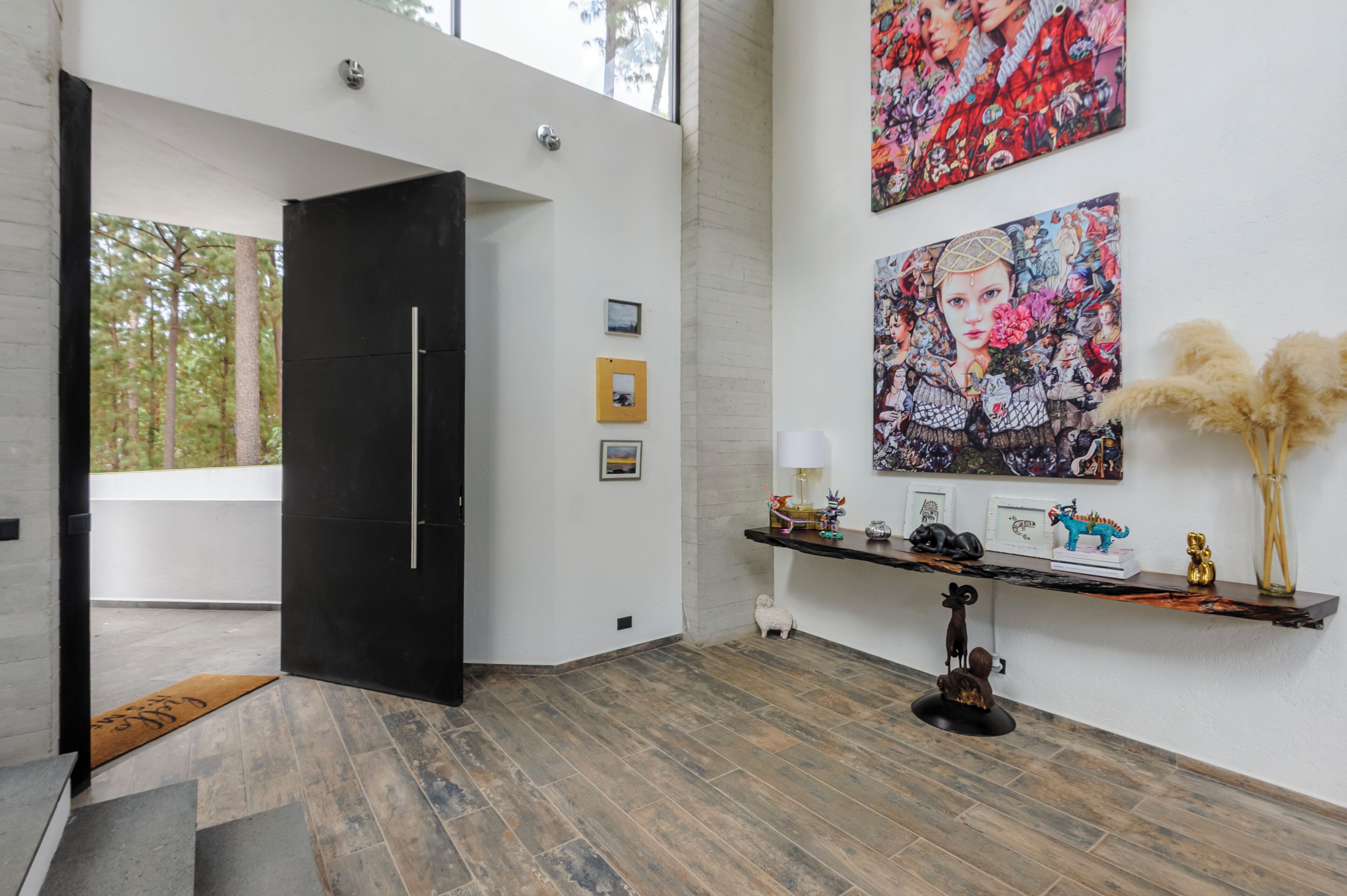 Familie huis, uitzicht op tuin | Woonruimte | Een 50-inch flatscreentelevisie met digitale zenders