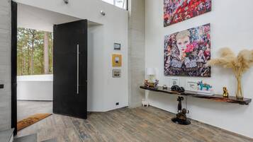 Casa familiar, vista al jardín | Área de sala de estar | Televisión de pantalla plana de 50 pulgadas con canales digitales