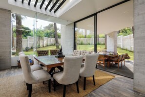 Maison familiale, vue sur le jardin | Salle Ă manger