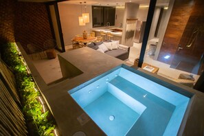 Deluxe appartement, 2 slaapkamers, privézwembad | Woonruimte | Een 50-inch smart-tv met digitale zenders