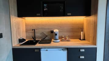 KylskÄp, mikrovÄgsugn, spishÀll och kaffe- och tebryggare