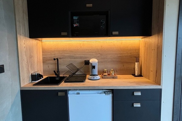 Een koelkast, een microgolfoven, een kookplaat