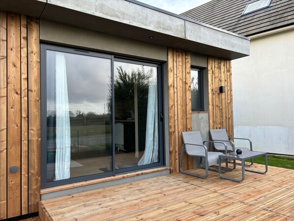 Terrace/patio - Self-contained Zen apartment with garden + Parking (Cornille)