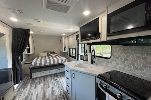 Een koelkast, een microgolfoven, een oven, een kookplaat