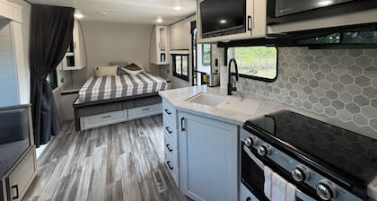 Cozy New Camper on Lake Front with access to fishing
