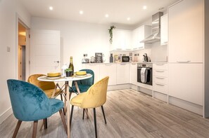 Dining - Cosy 2-Bed Apt w/Parking, nr Harry Potter & London (Hertfordshire)