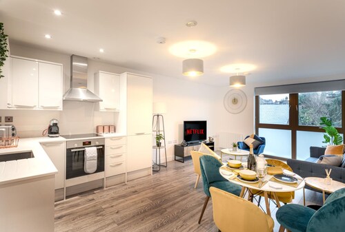 Cosy 2-Bed Apt w/Parking, nr Harry Potter & London
