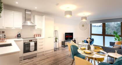 Cosy 2-Bed Apt w/Parking, nr Harry Potter & London
