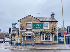 Exterior - Cosy 2-Bed Apt w/Parking, nr Harry Potter & London (Hertfordshire)