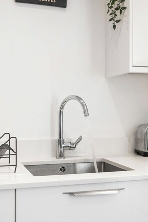 A modern kitchen with a stainless steel sink, a faucet, and a toaster. - Sleeps 5, 9 Min Drive to Studio Tour, 19 Min Train to London (Hertfordshire)