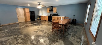 Quaint cabin, 1/4 mile from Sugar Loaf Marina boat launch on Greers Ferry Lake.