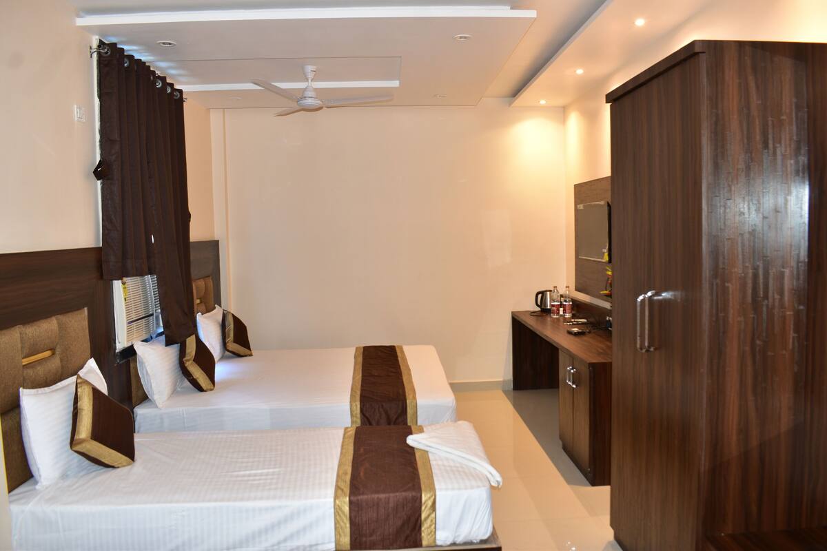 Desk, laptop workspace, soundproofing, free WiFi