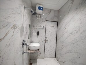Shower, slippers, towels, soap - HOTEL KUSUM PALACE (Gaya)