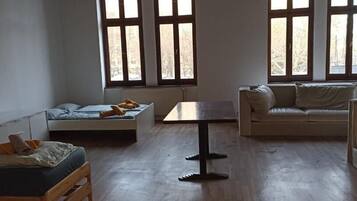 Asrama Umum Ekonomi | 1 kamar tidur, minibar, Wi-Fi gratis, dan seprai linen