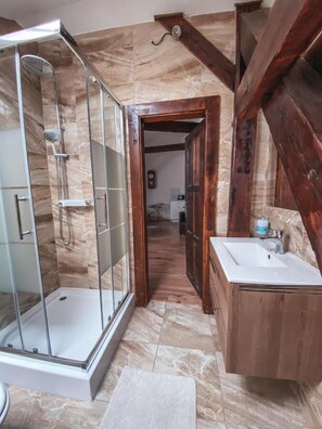 Family Room, Non Smoking, Private Bathroom | Bathroom | Shower, rainfall showerhead, towels, toilet paper - Blue Lotus Apartments (Bratislava)