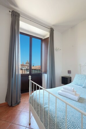 10 bedrooms, iron/ironing board, WiFi, bed sheets