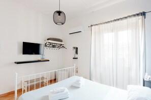 10 bedrooms, iron/ironing board, WiFi, bed sheets