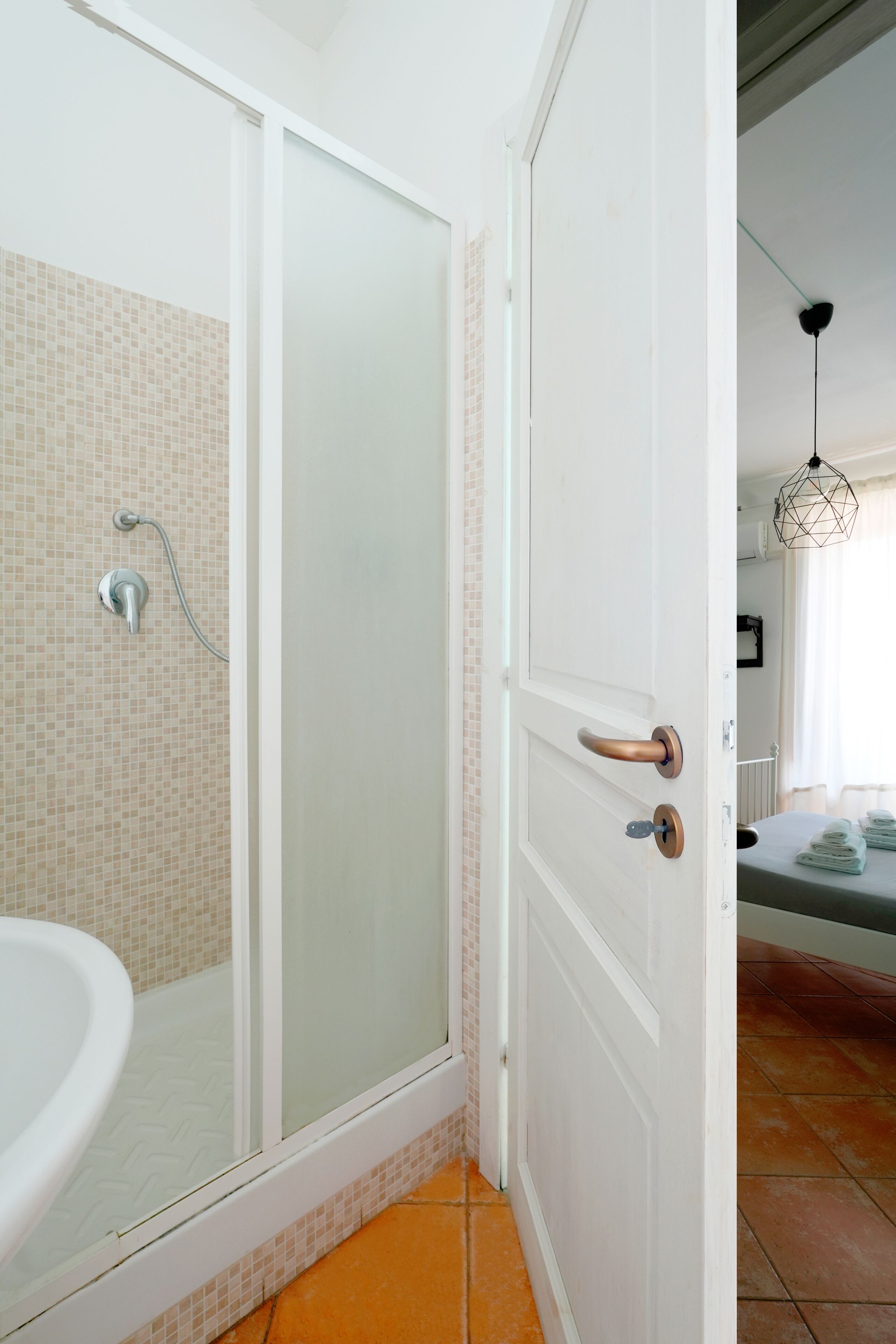 Doccia, vasca idromassaggio, asciugacapelli, bidet