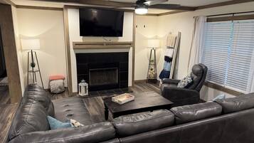 Een smart-tv, een open haard en boeken