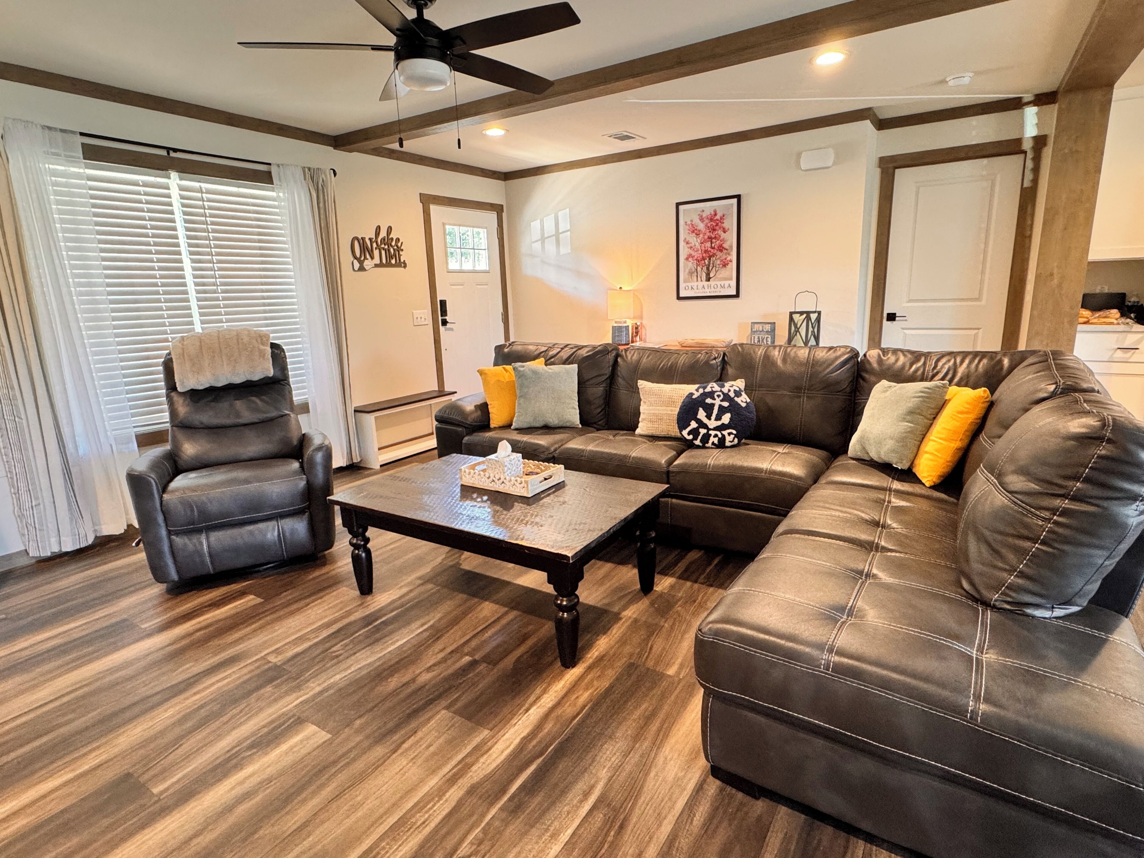 Älytelevisio, takka, kirjoja