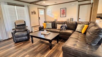 Älytelevisio, takka, kirjoja