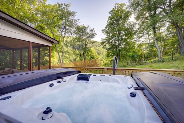 Outdoor spa tub