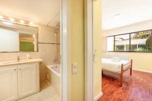 Douche, sèche-cheveux, serviettes fournies, savon