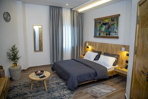 Deluxe Double Room, Accessible, Ensuite (Prestige) | Minibar, individually decorated, free WiFi, bed sheets