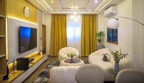 Senior-Suite, mit Bad (Cuisine - Table à manger) | Minibar, individuell dekoriert, kostenloses WLAN, Bettwäsche