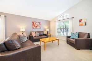 Living area - Sunset over lake, 4/3,pool, spa,grill, pets ok223 (Davenport)